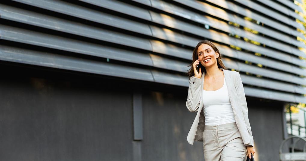 Donna d'affari camminando