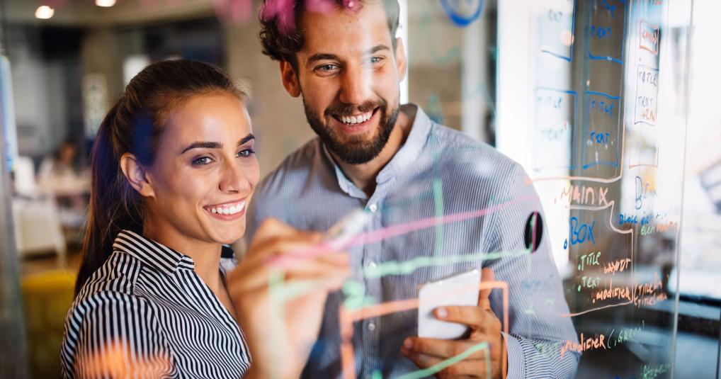 2 Personen entwickeln eine Idee an einer Tafel