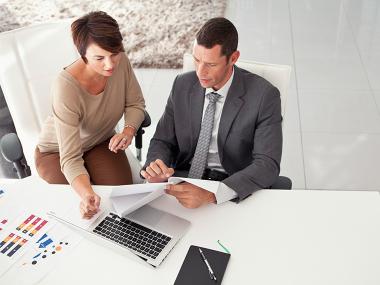 Donna con uomo al pc