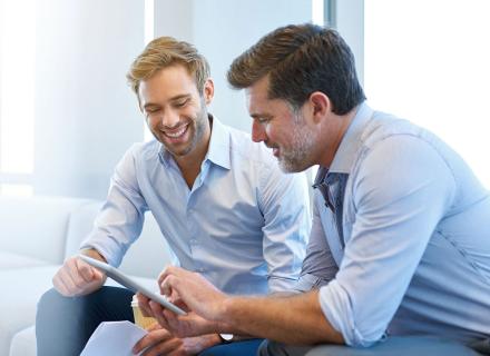 Due uomini con tablet