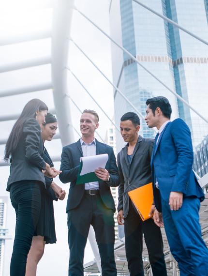 Gruppe von Menschen, die sich unterhalten,Due persone che parlano