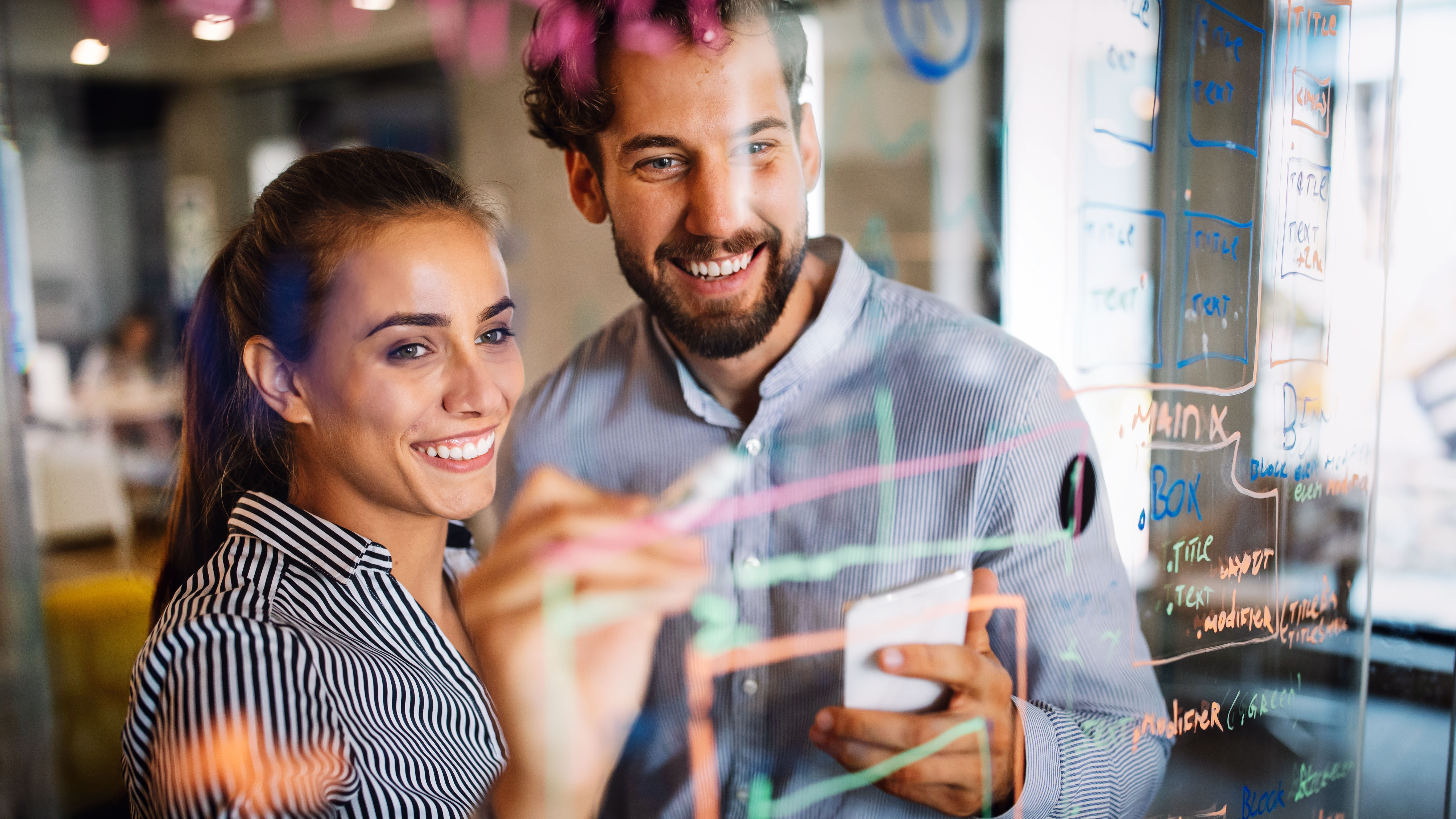 Zwei Personen in Besprechung