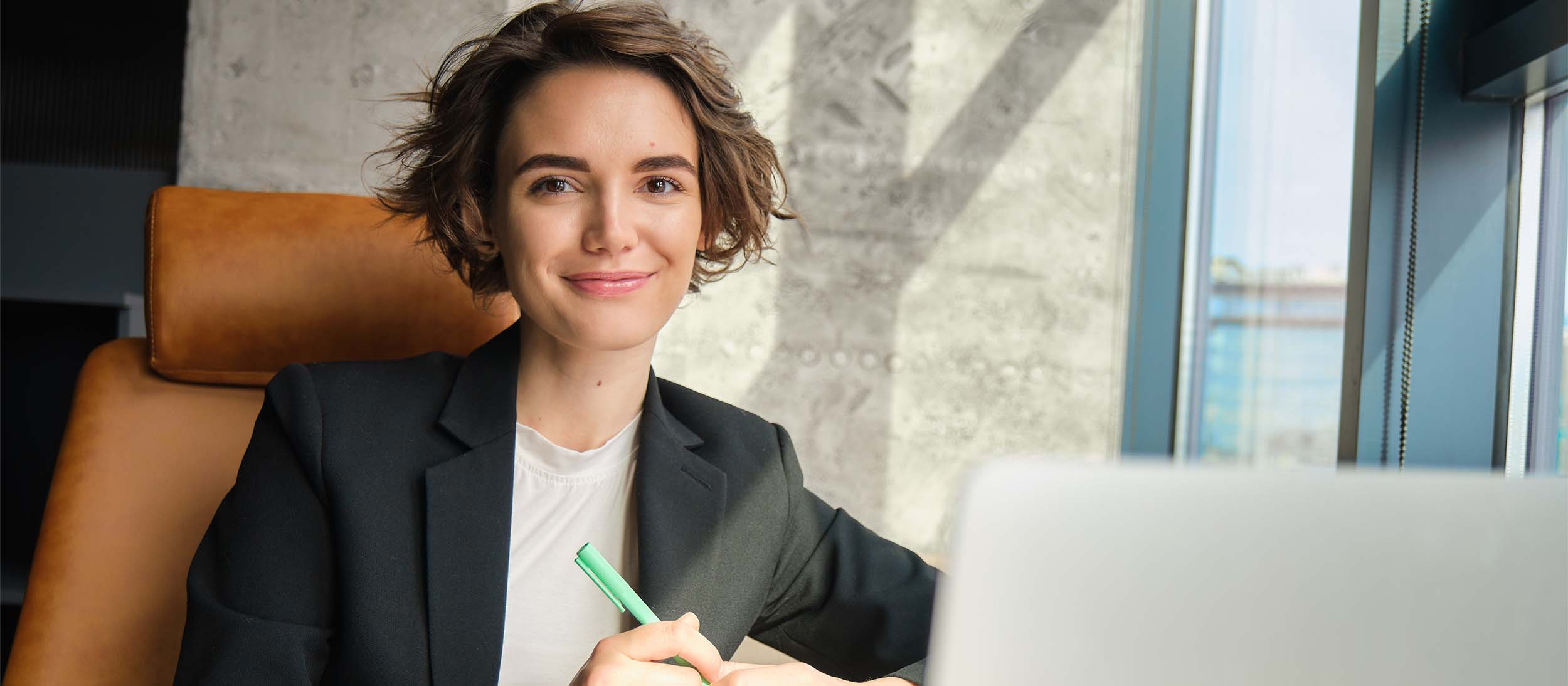 Frau lächelt, donna sorridente